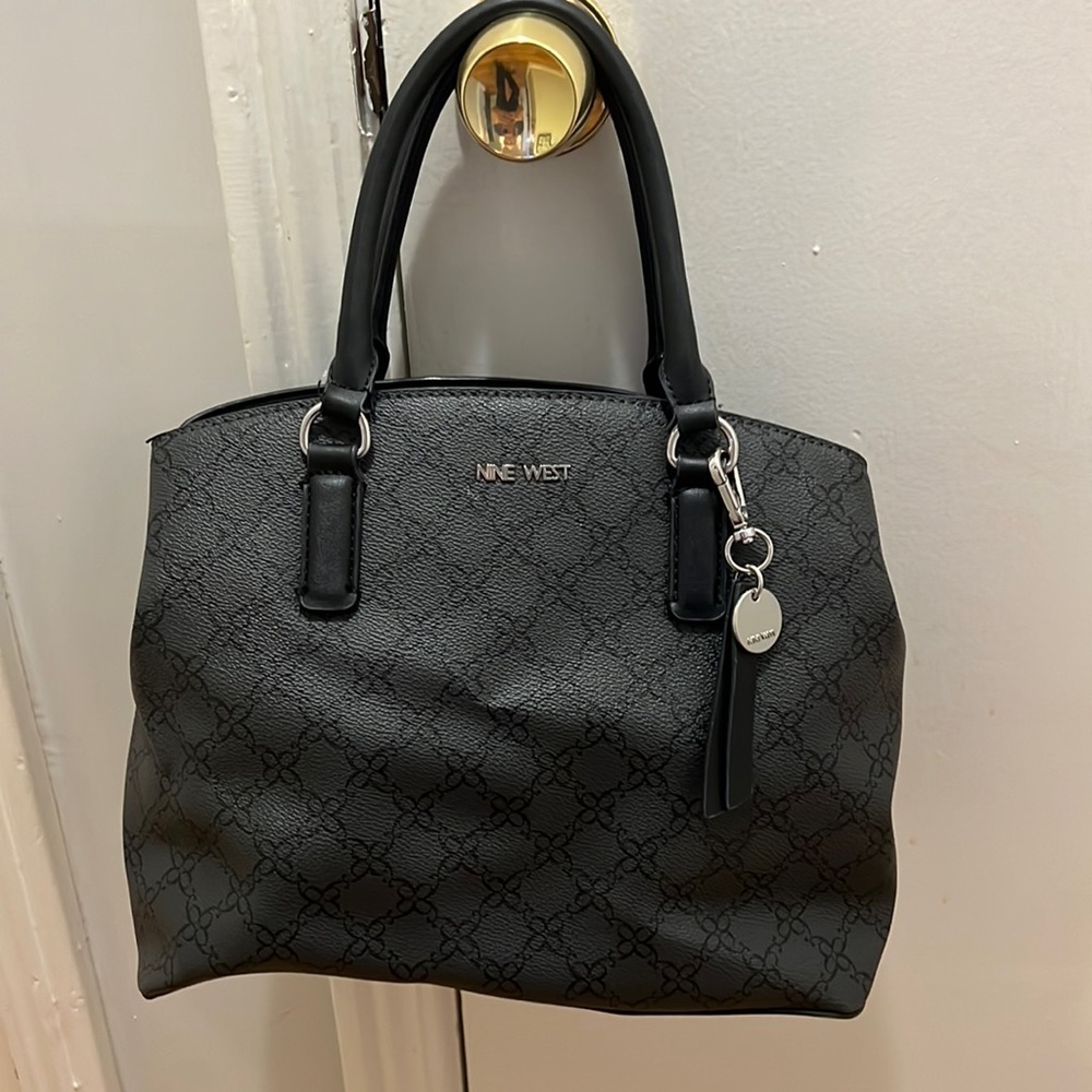Nine West black leather purse in great condition